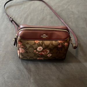 coach purse still has the tag with it